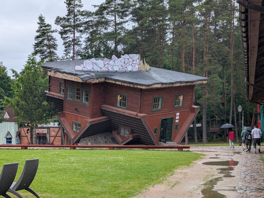 Haus steht Kopf